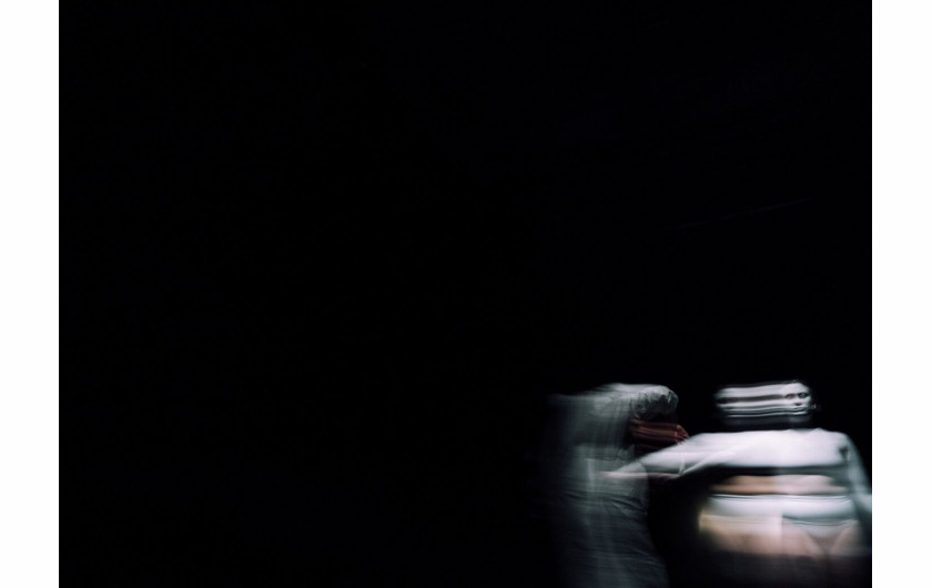 fot. Aneta Wawrzoła, Wyróżnienie w kategorii „zestaw dokumentacyjny z przedstawienia” | „Otwarte / Gładkie / Białe / Chłodne”, reż. Zuza Polkowska i Noemi Wrzos, Teatr Rajstopy, Łódź / VIII Konkurs Fotografii Teatralnej