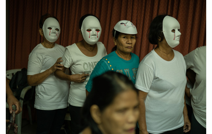 fot. Kimberly de la Cruz, nominacja z regionu Azji Południowo-wschodniej i Oceanii / World Press Photo 2023Wkrótce po objęciu urzędu w czerwcu 2016 roku prezydent Filipin Rodrigo Duterte rozpoczął wojnę z narkotykami, wielokrotnie nakazując ataki na podejrzanych. Nastąpiła fala pozasądowych zabójstw, dokonywanych nie tylko przez policję, ale także przez zamaskowanych mścicieli i cywilów. Amnesty International donosi, że egzekucje są najczęściej wymierzone w społeczności o niskich dochodach. Filipińska Policja Narodowa przyznaje się do ponad 6 000 takich zgonów, lokalne organizacje praw człowieka szacują jednak liczbę 30 000. Fotografka dokumentuje wojnę z narkotykami od samego początku, a jury pochwaliło jej umiejętność uchwycenia ciągłego wpływu na rodziny, które są w nią zaangażowane.