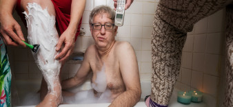 Na kwarantannie z matką i byłą żoną? Neil Kramer i jego humorystyczna seria zdjęć 
