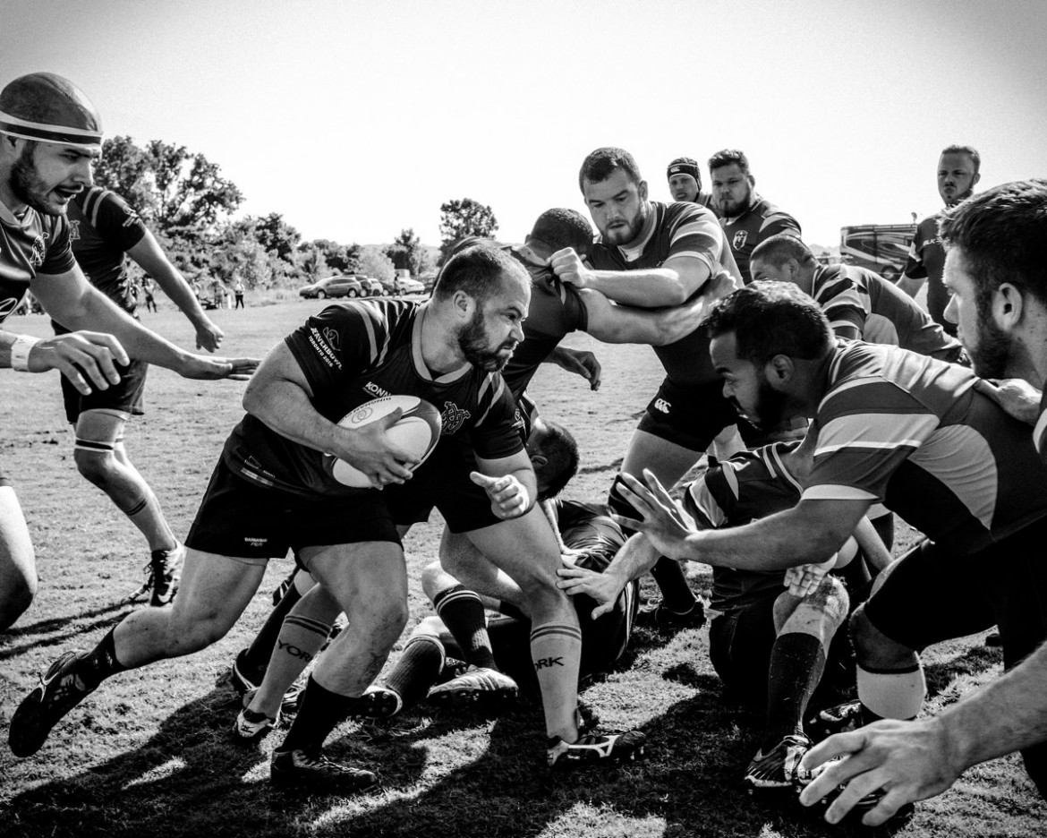 fot. Giovanni Capriotti, "Boys Will Be Boys"
Homoseksualni sportowcy od zawsze byli dyskryminowani przez sportową społeczność. Odczuwany dyskomfort popchnął kilku zawodników rugby z Toronto do stworzenia pierwszej w mieście drużyny przyjaznej gejom. Założony w 2013 klub Muddy York RFV nieświadomie rozpoczął proces przemiany postrzegania tego sportu w kontekście męskości.