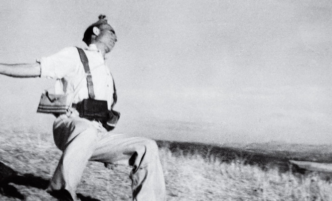 „The Falling Soldier“ Roberta Capy - legendarne reportażowe ujęcie czy jedno z największych fotograficznych oszustw XX wieku?