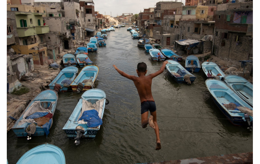 fot. Mohamed Mahdy, nominacja z regionu Afryki / World Press Photo 2022Ten projekt internetowy bada wpływ podnoszenia się poziomu morza na lokalną społeczność w Al Max, wiosce rybackiej położonej wzdłuż kanału Mahmoudiyah w Aleksandrii, w Egipcie. Od pokoleń jej mieszkańcy żyją i pracują nad kanałem, który prowadzi do Morza Śródziemnego. W 2020 roku rząd egipski rozpoczął eksmisję części Al Max i przenoszenie ludzi do mieszkań oddalonych o kilka kilometrów od kanałów, nie tylko wyburzając domy, ale także zagrażając zbiorowym wspomnieniom i lokalnej kulturze osadzonej w tej okolicy. Przedstawione tu historie mówią o niepewności ludzi na całym świecie, którzy starają się o uznanie w obliczu globalnych wstrząsów ekonomicznych i środowiskowych.

Mieszkańcy społeczności Al Max opowiadają o listach miłosnych i ostatnich słowach znalezionych w butelkach, które przycupnęły na ich brzegu. Na potrzeby tego projektu Mohamed Mahdy zachęcił mieszkańców do napisania własnych listów, budując archiwum prywatnych wspomnień dla przyszłych pokoleń. Odwiedzający stronę internetową są również zachęcani do wysyłania swoich listów do mieszkańców Al Max, co otwiera kanał komunikacji ze światem. Wykorzystując znalezione obrazy i własne fotografie artysty, projekt Mahdy'ego przedstawia elegię do wspólnego sposobu życia, który jest na granicy zniknięcia.