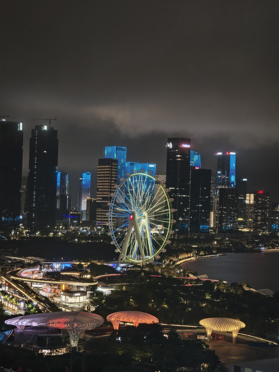 1/10 s, f/5, ISO 1600, 20.1 mm