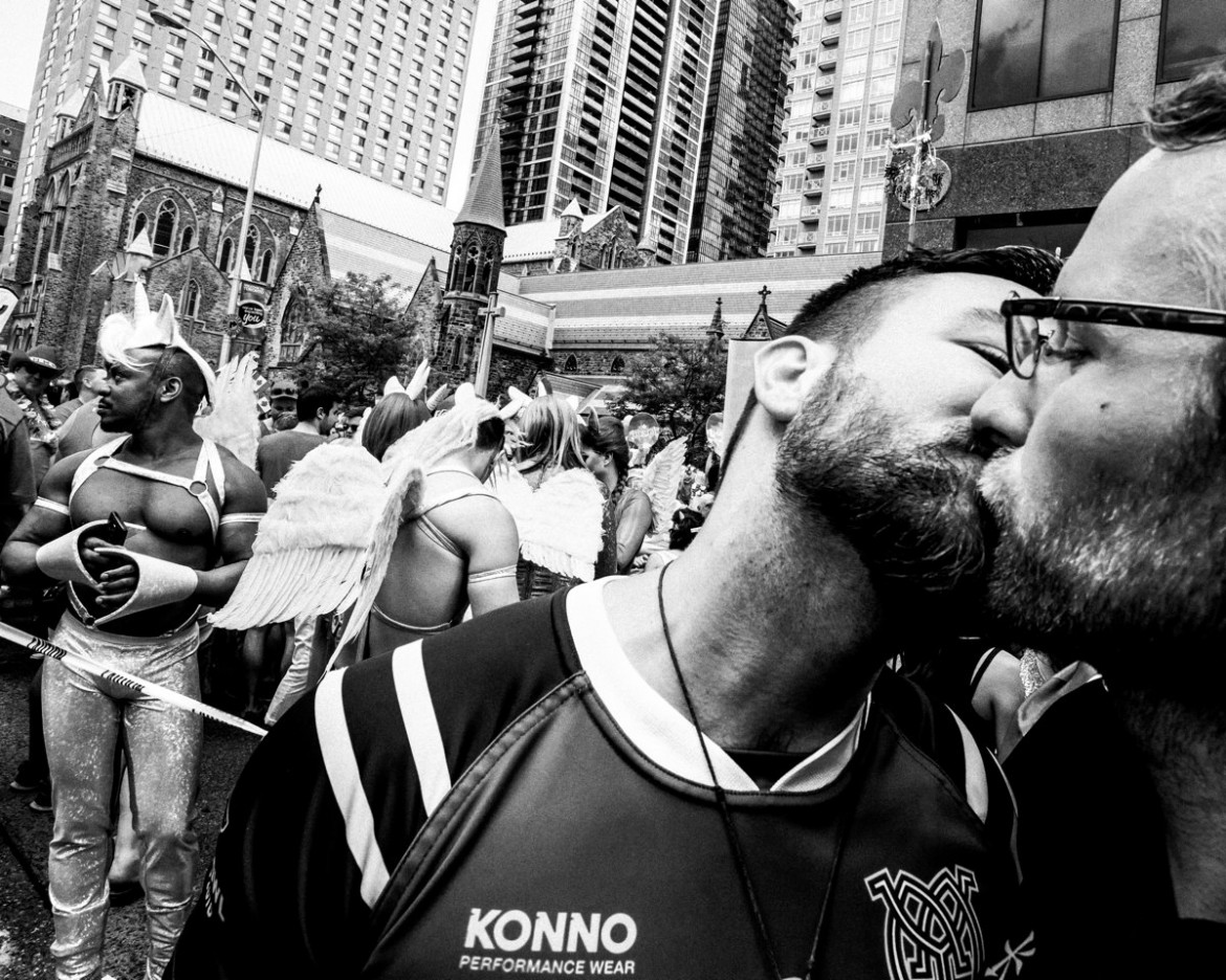 fot. Giovanni Capriotti, "Boys Will Be Boys"
Homoseksualni sportowcy od zawsze byli dyskryminowani przez sportową społeczność. Odczuwany dyskomfort popchnął kilku zawodników rugby z Toronto do stworzenia pierwszej w mieście drużyny przyjaznej gejom. Założony w 2013 klub Muddy York RFV nieświadomie rozpoczął proces przemiany postrzegania tego sportu w kontekście męskości.