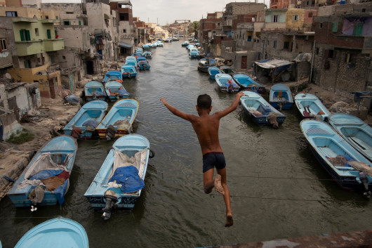 fot. Mohamed Mahdy, nominacja z regionu Afryki / World Press Photo 2022Ten projekt internetowy bada wpływ podnoszenia się poziomu morza na lokalną społeczność w Al Max, wiosce rybackiej położonej wzdłuż kanału Mahmoudiyah w Aleksandrii, w Egipcie. Od pokoleń jej mieszkańcy żyją i pracują nad kanałem, który prowadzi do Morza Śródziemnego. W 2020 roku rząd egipski rozpoczął eksmisję części Al Max i przenoszenie ludzi do mieszkań oddalonych o kilka kilometrów od kanałów, nie tylko wyburzając domy, ale także zagrażając zbiorowym wspomnieniom i lokalnej kulturze osadzonej w tej okolicy. Przedstawione tu historie mówią o niepewności ludzi na całym świecie, którzy starają się o uznanie w obliczu globalnych wstrząsów ekonomicznych i środowiskowych.

Mieszkańcy społeczności Al Max opowiadają o listach miłosnych i ostatnich słowach znalezionych w butelkach, które przycupnęły na ich brzegu. Na potrzeby tego projektu Mohamed Mahdy zachęcił mieszkańców do napisania własnych listów, budując archiwum prywatnych wspomnień dla przyszłych pokoleń. Odwiedzający stronę internetową są również zachęcani do wysyłania swoich listów do mieszkańców Al Max, co otwiera kanał komunikacji ze światem. Wykorzystując znalezione obrazy i własne fotografie artysty, projekt Mahdy'ego przedstawia elegię do wspólnego sposobu życia, który jest na granicy zniknięcia.