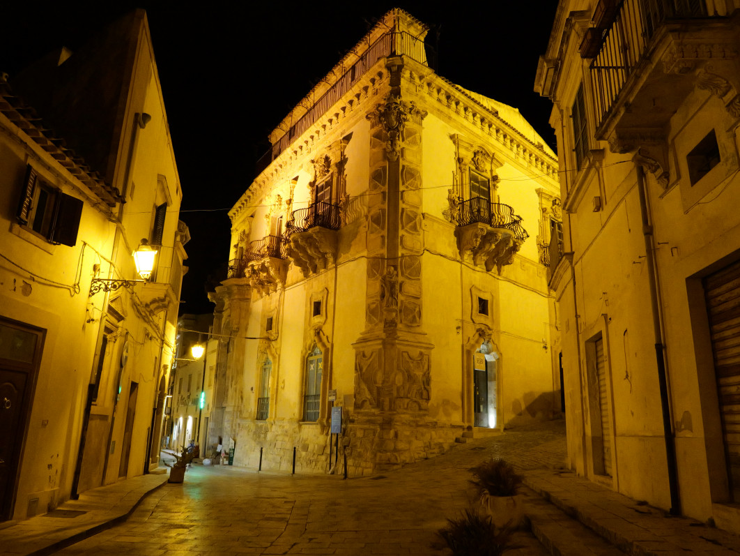 1/25 s, f/6.3, ISO 6400, 12 mm