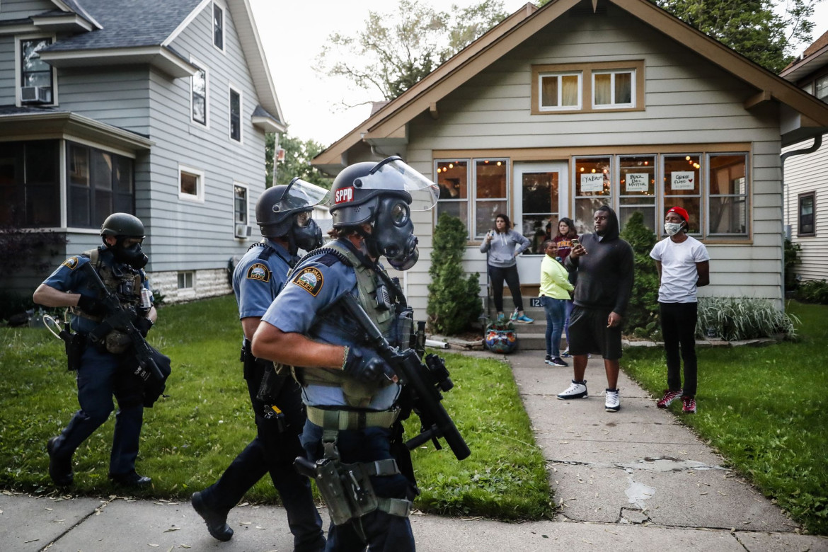 fot. 
John Minchillo, USA, Associated Press, z cyklu: "Minneapolis Unrest: The George Floyd Aftermath", 3 miejsce w kategorii "Spot news - seria zdjęć"  / World Press Photo 2021<br></br><br></br>

25 maja George Floyd, 46-letni czarnoskóry mężczyzna, zmarł podczas aresztowania przez policję w Minneapolis w stanie Minnesota w USA. Cztery dni później Derek Chauvin, policjant, który został sfilmowany, jak klęczał na szyi Floyda przez ponad osiem minut, został oskarżony o morderstwo. Nagranie wideo z tego zdarzenia stało się viralem i zapoczątkowało protesty najpierw w Minneapolis, a potem w całym kraju. Tysiące ludzi zebrało się pod prowizorycznym pomnikiem dzień po śmierci Floyda, gdzie organizatorzy wiecu podkreślali, że protest ma być pokojowy. Chociaż dzienne wiece w całym obszarze metropolitalnym były w większości pokojowe, nocne demonstracje przerodziły się w bardziej ekstremalne działania, w tym grabieże i podpalenia, w które zaangażowały się osoby nie będące uczestnikami protestu. W dniu 28 maja zmobilizowano Gwardię Narodową. Dla wielu osób przemoc była zrozumiałą reakcją na lata niesprawiedliwości z rąk policji. W następnych miesiącach w ponad 150 amerykańskich miastach odbyły się wielkie protesty wzywające do sprawiedliwości rasowej, jakich nie widziano od czasu protestów w obronie praw obywatelskich w latach 60-tych. Sondaże przeprowadzone w czerwcu przez cztery różne agencje wskazują, że w protestach uczestniczyło od 15 do 26 milionów ludzi w całych Stanach Zjednoczonych, co czyni je największym ruchem w historii USA. Protesty popierające ruch Black Lives Matter (BLM) rozprzestrzeniły się na ponad 2000 miast w około 60 krajach na całym świecie. 