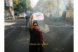 fot. Hossein Fatemi, nominacja z regionu Azji / World Press Photo 2023<br></br><br></br>Ten oparty na zdjęciach projekt wideo opowiada o jednej chaotycznej nocy z życia irańskiej pielęgniarki, która ratuje życie młodego protestującego o imieniu Reza. Materiał filmowy oferuje rzadkie spojrzenie na niebezpieczeństwa, z jakimi spotykają się dziś protestujący na ulicach Iranu, usytuowane w kontekście niedawnego. 16 września 2022 r. Mahsa "Jina" Amini, 22-letnia Kurdyjka, zmarła po aresztowaniu przez policję ds. moralności Republiki Islamskiej za rzekome naruszenie surowych przepisów ograniczających strój i zachowanie kobiet. Wynikające z tego protesty szybko się nasiliły i objęły cały kraj. Republika Islamska zareagowała, przerywając dostęp do Internetu i brutalnie tłumiąc powstanie. Ponieważ szpitale są kontrolowane przez reżim, każdy, kto został ranny podczas protestów, ryzykuje aresztowanie i dalsze nadużycia, gdy szuka pomocy medycznej.