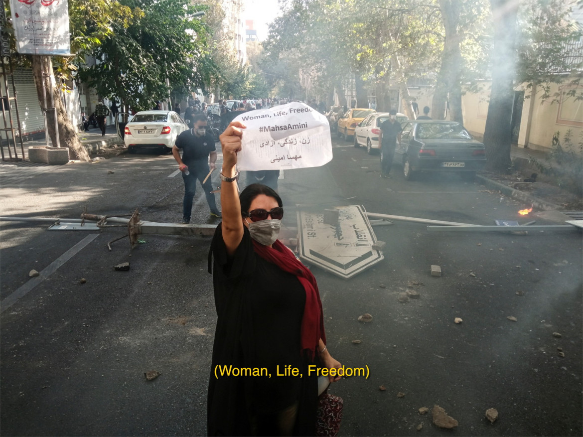 fot. Hossein Fatemi, nominacja z regionu Azji / World Press Photo 2023<br></br><br></br>Ten oparty na zdjęciach projekt wideo opowiada o jednej chaotycznej nocy z życia irańskiej pielęgniarki, która ratuje życie młodego protestującego o imieniu Reza. Materiał filmowy oferuje rzadkie spojrzenie na niebezpieczeństwa, z jakimi spotykają się dziś protestujący na ulicach Iranu, usytuowane w kontekście niedawnego. 16 września 2022 r. Mahsa "Jina" Amini, 22-letnia Kurdyjka, zmarła po aresztowaniu przez policję ds. moralności Republiki Islamskiej za rzekome naruszenie surowych przepisów ograniczających strój i zachowanie kobiet. Wynikające z tego protesty szybko się nasiliły i objęły cały kraj. Republika Islamska zareagowała, przerywając dostęp do Internetu i brutalnie tłumiąc powstanie. Ponieważ szpitale są kontrolowane przez reżim, każdy, kto został ranny podczas protestów, ryzykuje aresztowanie i dalsze nadużycia, gdy szuka pomocy medycznej.
