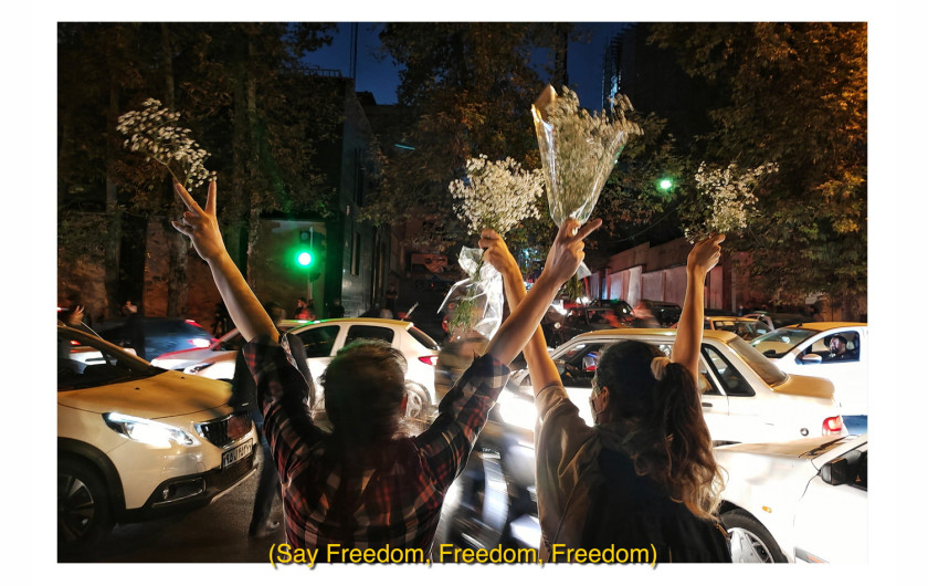 fot. Hossein Fatemi, nominacja z regionu Azji / World Press Photo 2023Ten oparty na zdjęciach projekt wideo opowiada o jednej chaotycznej nocy z życia irańskiej pielęgniarki, która ratuje życie młodego protestującego o imieniu Reza. Materiał filmowy oferuje rzadkie spojrzenie na niebezpieczeństwa, z jakimi spotykają się dziś protestujący na ulicach Iranu, usytuowane w kontekście niedawnego. 16 września 2022 r. Mahsa Jina Amini, 22-letnia Kurdyjka, zmarła po aresztowaniu przez policję ds. moralności Republiki Islamskiej za rzekome naruszenie surowych przepisów ograniczających strój i zachowanie kobiet. Wynikające z tego protesty szybko się nasiliły i objęły cały kraj. Republika Islamska zareagowała, przerywając dostęp do Internetu i brutalnie tłumiąc powstanie. Ponieważ szpitale są kontrolowane przez reżim, każdy, kto został ranny podczas protestów, ryzykuje aresztowanie i dalsze nadużycia, gdy szuka pomocy medycznej.