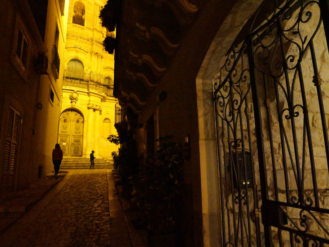 1/60 s, f/6.3, ISO 25600, 12 mm