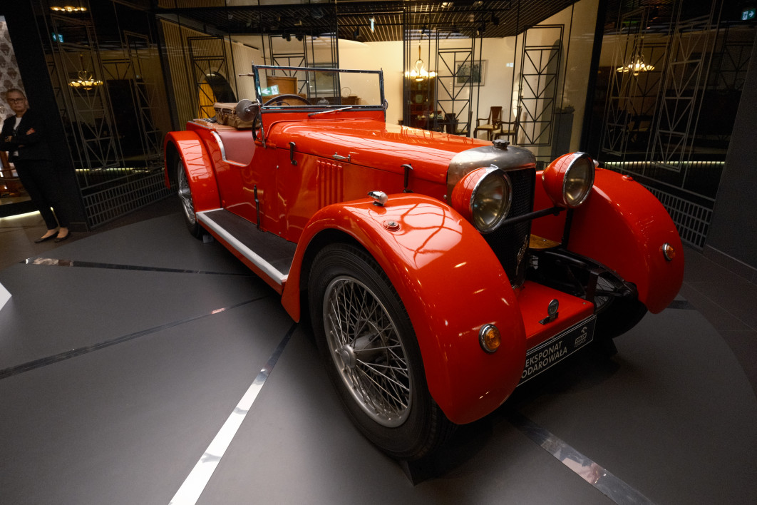 1/60 s, f/4, ISO 4000, 13.0 mm