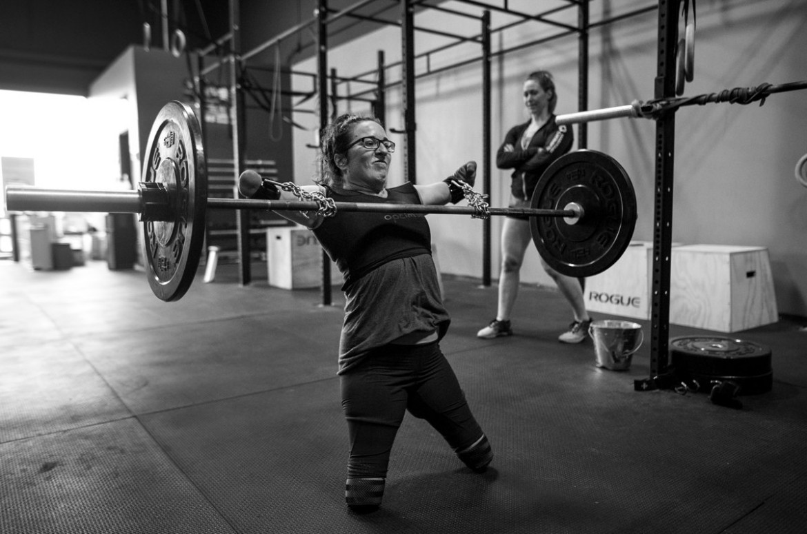 fot. Darren Calabrese, "Adaptive Athelete", 3. miejsce w kategorii Sports / Stories.
Lindsay Hilton, z Halifax w Nowej Szkocji potrafi podnieść ponad 50 kg, choć urodziła się bez rąk i nóg. Do ćwiczeń używa łańcuchów i akcesoriów z lokalnego sklepu z narzędziami. Oprócz tego, ćwiczy pływanie, piłkę nożną, hokej i rugby. Zapytana o swoje cele mówi: Nie czuję, abym robiła cokolwiek specjalnego. Nie chcę by postrzegano mnie w kategoriach dobrej jak na osobę niepełnosprawna. Chce być w tych sportach dobra po prostu.