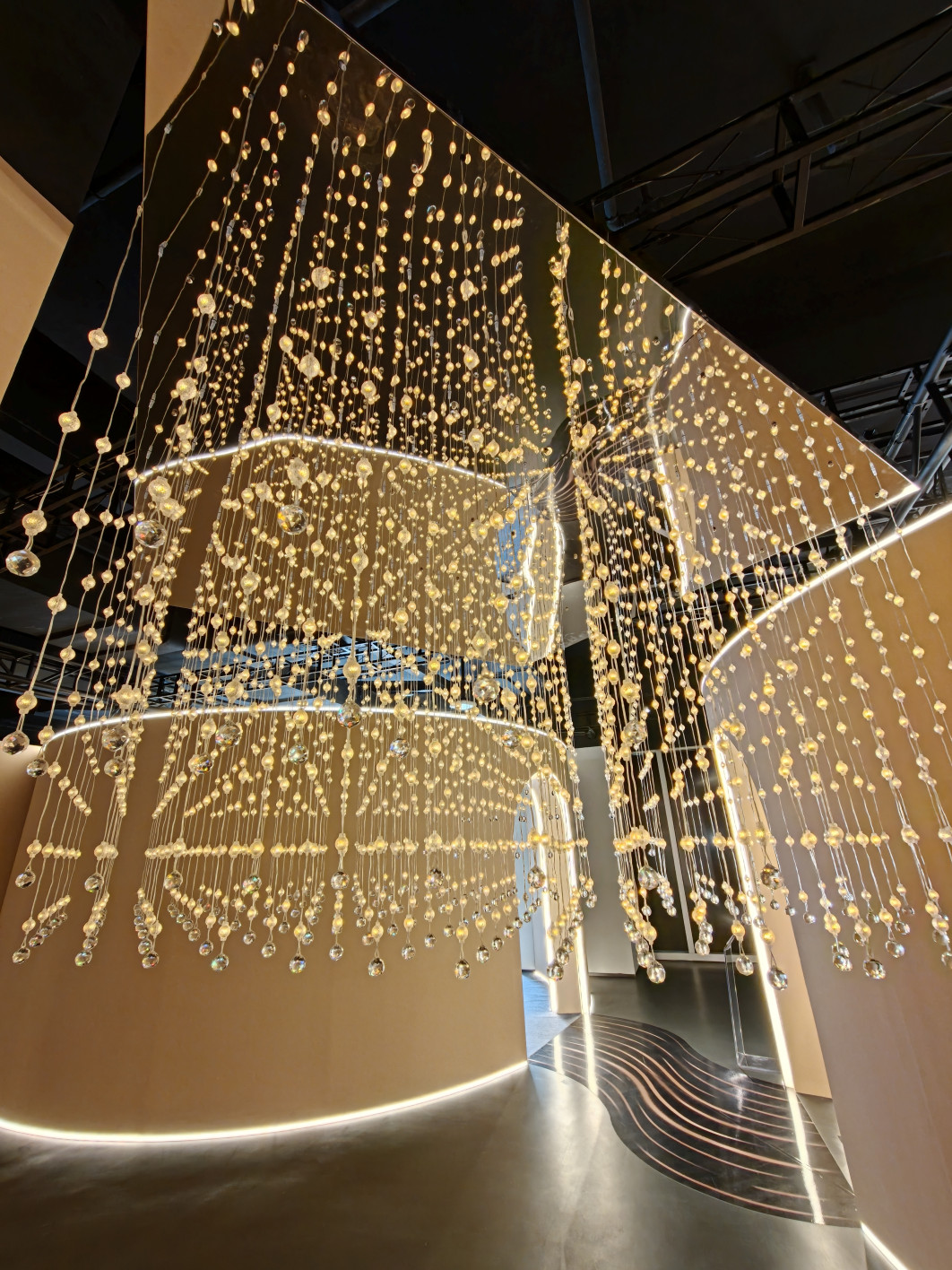 1/49 s, f/2, ISO 400, 2.6 mm