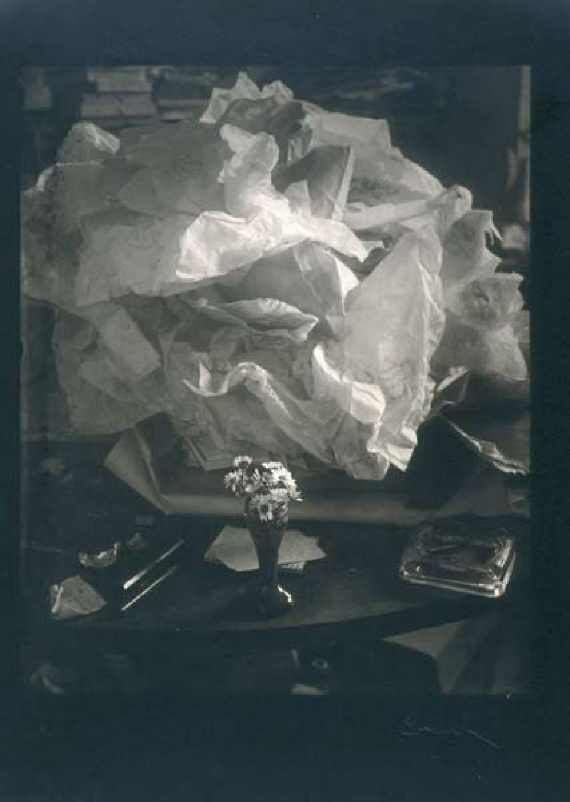 fot. Josef Sudek "Martwa natura z małym bukietem kwiatów. Wspomnienie Hofmana", 1966