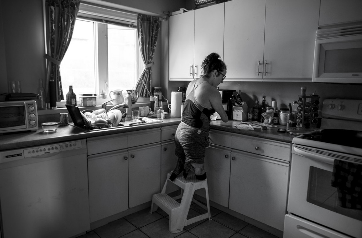 fot. Darren Calabrese, "Adaptive Athelete", 3. miejsce w kategorii Sports / Stories.
Lindsay Hilton, z Halifax w Nowej Szkocji potrafi podnieść ponad 50 kg, choć urodziła się bez rąk i nóg. Do ćwiczeń używa łańcuchów i akcesoriów z lokalnego sklepu z narzędziami. Oprócz tego, ćwiczy pływanie, piłkę nożną, hokej i rugby. Zapytana o swoje cele mówi: Nie czuję, abym robiła cokolwiek specjalnego. Nie chcę by postrzegano mnie w kategoriach dobrej jak na osobę niepełnosprawna. Chce być w tych sportach dobra po prostu.