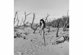 fot. Bartek NinoVeron, z cyklu "Desert Flower", 1. nagroda w kategorii Nude / Monovisions Photography Awards 2019