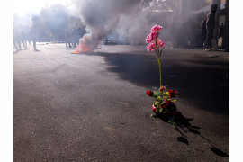 fot. Hossein Fatemi, nominacja z regionu Azji / World Press Photo 2023<br></br><br></br>Ten oparty na zdjęciach projekt wideo opowiada o jednej chaotycznej nocy z życia irańskiej pielęgniarki, która ratuje życie młodego protestującego o imieniu Reza. Materiał filmowy oferuje rzadkie spojrzenie na niebezpieczeństwa, z jakimi spotykają się dziś protestujący na ulicach Iranu, usytuowane w kontekście niedawnego. 16 września 2022 r. Mahsa "Jina" Amini, 22-letnia Kurdyjka, zmarła po aresztowaniu przez policję ds. moralności Republiki Islamskiej za rzekome naruszenie surowych przepisów ograniczających strój i zachowanie kobiet. Wynikające z tego protesty szybko się nasiliły i objęły cały kraj. Republika Islamska zareagowała, przerywając dostęp do Internetu i brutalnie tłumiąc powstanie. Ponieważ szpitale są kontrolowane przez reżim, każdy, kto został ranny podczas protestów, ryzykuje aresztowanie i dalsze nadużycia, gdy szuka pomocy medycznej.