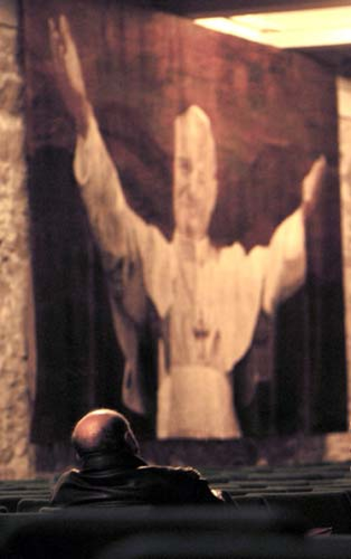 fot. Maciej Haraziński, wierni modlący się i czuwający w chwilę po śmierci Jana Pawła II w klasztorze na Jasnej Górze w Częstochowie