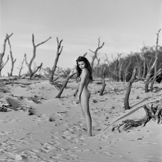 fot. Bartek NinoVeron, z cyklu Desert Flower, 1. nagroda w kategorii Nude / Monovisions Photography Awards 2019