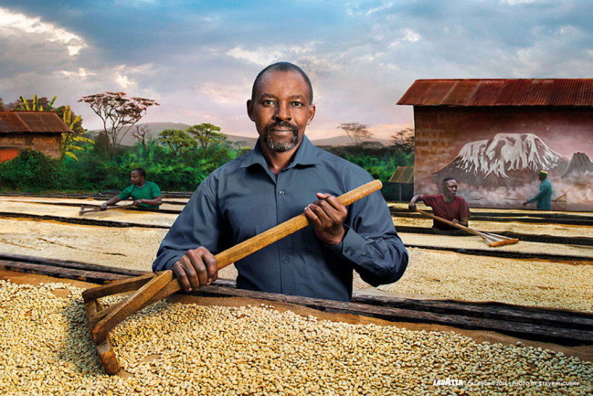 Kalendarz Lavazza 2015, fot. Steve McCurry, Ojciec Peter Kilasara, misjonarz z Tanzanii, jest otoczony suszącymi się na słońcu ziarnami kawy, jako obrońca i opiekun tej tradycji.