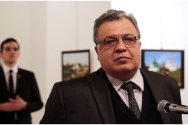 fot. Burhan Ozbilici, "An Assassination in Turkey"

Zamachowiec Mevlüt Mert Altıntaş morduje rosyjskiego ambasadora Andreya Karlova w galerii sztuki w Ankarze.
