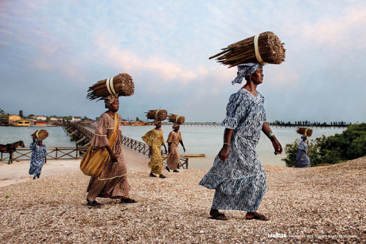 Kalendarz Lavazza 2015, fot. Steve McCurry, Anna Ndiaye walczy w obronie jakości solonej kaszy kuskus.