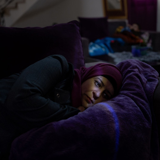 fot. 
Antonio Faccilongo, Włochy, Getty Reportage, z cyklu: Habibi, 1 miejsce w kategorii Projekt długoterminowy / World Press Photo 2021Według raportu organizacji praw człowieka B’Tselem z lutego 2021 r. w izraelskich więzieniach jest przetrzymywanych prawie 4200 palestyńskich więźniów. Niektórym grozi wyrok 20 lat pozbawienia wolności lub więcej. Aby odwiedzić palestyńskiego więźnia przebywającego w izraelskim więzieniu, odwiedzający muszą pokonać szereg różnych ograniczeń, wynikających z przepisów granicznych, przepisów więziennych oraz tych ustanowionych przez Izraelską Agencję Bezpieczeństwa (ISA).Odwiedzający zwykle mogą widzieć więźniów tylko przez przezroczystą przegrodę i rozmawiać z nimi przez słuchawkę telefoniczną. Odmawia się wizyt małżeńskich, a kontakt fizyczny jest zabroniony, z wyjątkiem dzieci poniżej dziesiątego roku życia, którym na zakończenie każdej wizyty przysługuje dziesięć minut na objęcie ojców.Od początku XXI wieku wieloletni palestyńscy więźniowie, którzy mają nadzieję na wychowanie rodzin, przemycają z więzienia włąsne nasienie, ukryte w prezentach dla swoich dzieci. Nasienie jest ukrywane na różne sposoby, na przykład w tubach po długopisach, plastikowych opakowaniach cukierków i wewnątrz tabliczek czekolady. W lutym 2021 roku Middle East Monitor poinformował, że 96. Palestyńskich dzieci urodziło się właśnie z nasienia przemyconego z izraelskiego więzienia.Habibi, co po arabsku oznacza „moja miłość”, przedstawia historie miłosne osadzone na tle jednego z najdłuższych i najbardziej skomplikowanych konfliktów we współczesnej historii. Fotograf ma na celu ukazanie wpływu konfliktu na rodziny palestyńskie oraz trudności, z jakimi borykają się w walce o prawo do reprodukcyjnych i godności.