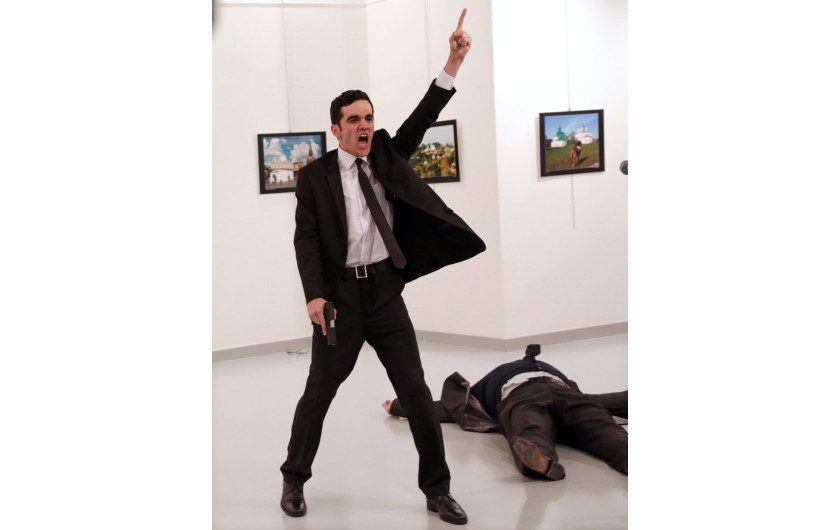 fot. Burhan Ozbilici, An Assassination in Turkey

Zamachowiec Mevlüt Mert Altıntaş morduje rosyjskiego ambasadora Andreya Karlova w galerii sztuki w Ankarze.