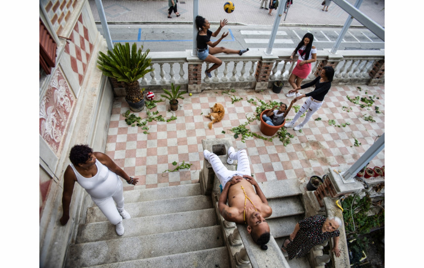 fot. Monia Marchionni, The Gardens From the Sky, wyróżnienie w kat. Street Photography / Siena International Photo Awards 2020Członkowie włosko-kubańskiej rodziny spędzają słoneczne popołudnie na tarasie swojego starego domu.