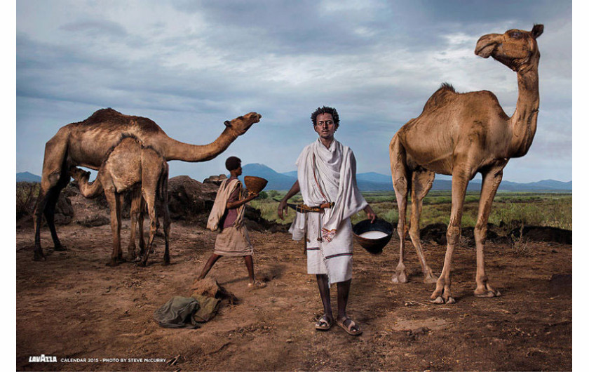 Kalendarz Lavazza 2015, fot. Steve McCurry, Roba Bulga Jilo, etiopski działacz na rzecz żywności, jest członkiem plemienia pasterzy nomadów z Karrayyu, z którymi starają się chronić mleko wielbłąda - produkt o symbolicznym znaczeniu w Etiopii.