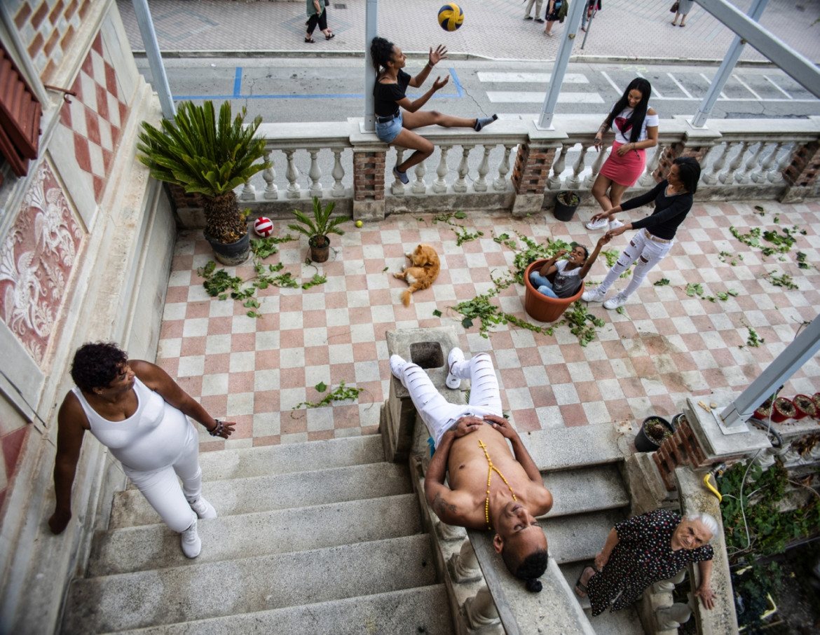 fot. Monia Marchionni, "The Gardens From the Sky", wyróżnienie w kat. Street Photography / Siena International Photo Awards 2020<br></br><br></br>Członkowie włosko-kubańskiej rodziny spędzają słoneczne popołudnie na tarasie swojego starego domu.