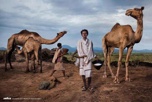 Kalendarz Lavazza 2015, fot. Steve McCurry, Roba Bulga Jilo, etiopski działacz na rzecz żywności, jest członkiem plemienia pasterzy nomadów z Karrayyu, z którymi starają się chronić mleko wielbłąda - produkt o symbolicznym znaczeniu w Etiopii.