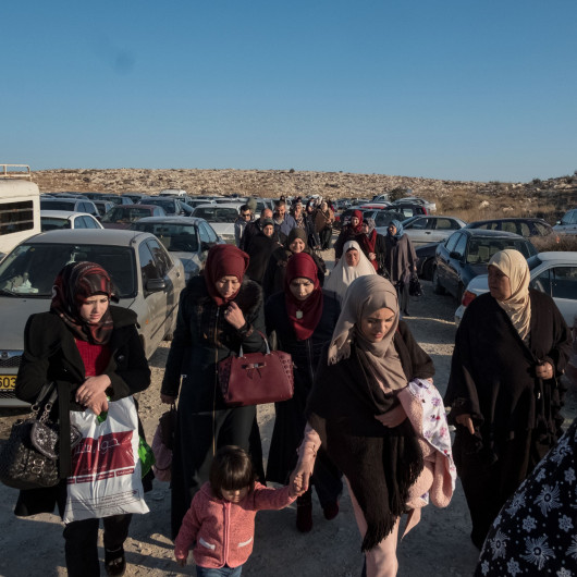 fot. 
Antonio Faccilongo, Włochy, Getty Reportage, z cyklu: Habibi, 1 miejsce w kategorii Projekt długoterminowy / World Press Photo 2021Według raportu organizacji praw człowieka B’Tselem z lutego 2021 r. w izraelskich więzieniach jest przetrzymywanych prawie 4200 palestyńskich więźniów. Niektórym grozi wyrok 20 lat pozbawienia wolności lub więcej. Aby odwiedzić palestyńskiego więźnia przebywającego w izraelskim więzieniu, odwiedzający muszą pokonać szereg różnych ograniczeń, wynikających z przepisów granicznych, przepisów więziennych oraz tych ustanowionych przez Izraelską Agencję Bezpieczeństwa (ISA).Odwiedzający zwykle mogą widzieć więźniów tylko przez przezroczystą przegrodę i rozmawiać z nimi przez słuchawkę telefoniczną. Odmawia się wizyt małżeńskich, a kontakt fizyczny jest zabroniony, z wyjątkiem dzieci poniżej dziesiątego roku życia, którym na zakończenie każdej wizyty przysługuje dziesięć minut na objęcie ojców.Od początku XXI wieku wieloletni palestyńscy więźniowie, którzy mają nadzieję na wychowanie rodzin, przemycają z więzienia włąsne nasienie, ukryte w prezentach dla swoich dzieci. Nasienie jest ukrywane na różne sposoby, na przykład w tubach po długopisach, plastikowych opakowaniach cukierków i wewnątrz tabliczek czekolady. W lutym 2021 roku Middle East Monitor poinformował, że 96. Palestyńskich dzieci urodziło się właśnie z nasienia przemyconego z izraelskiego więzienia.Habibi, co po arabsku oznacza „moja miłość”, przedstawia historie miłosne osadzone na tle jednego z najdłuższych i najbardziej skomplikowanych konfliktów we współczesnej historii. Fotograf ma na celu ukazanie wpływu konfliktu na rodziny palestyńskie oraz trudności, z jakimi borykają się w walce o prawo do reprodukcyjnych i godności.
