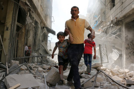 fot. Ameer Alhabi, "Rescued From The Rubble", 2. miejsce w kategorii Spot News / Stories.

Od 2012 roku syryjskie Aleppo podzielone jest między dzielnice opanowane przez siły rządowe i rebeliantów, których z miasta wyparła dopiero brutalna ofensywa syryjskich wojsk. Zwycięstwo armi opłacone zostało bombardowaniami, które zniszczyły wszystkie szpitale i zamieniły w zgliszcza to, co jeszcze pozostało w miasta. 