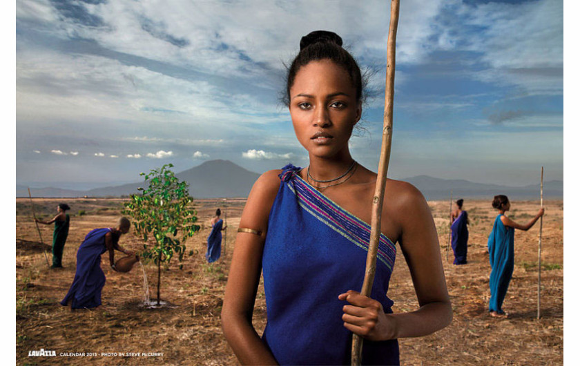 Kalendarz Lavazza 2015, fot. Steve McCurry, etiopskie kobiety z regionu Kafa bronią kawy, która symbolizuje bogactwo tej ziemi.