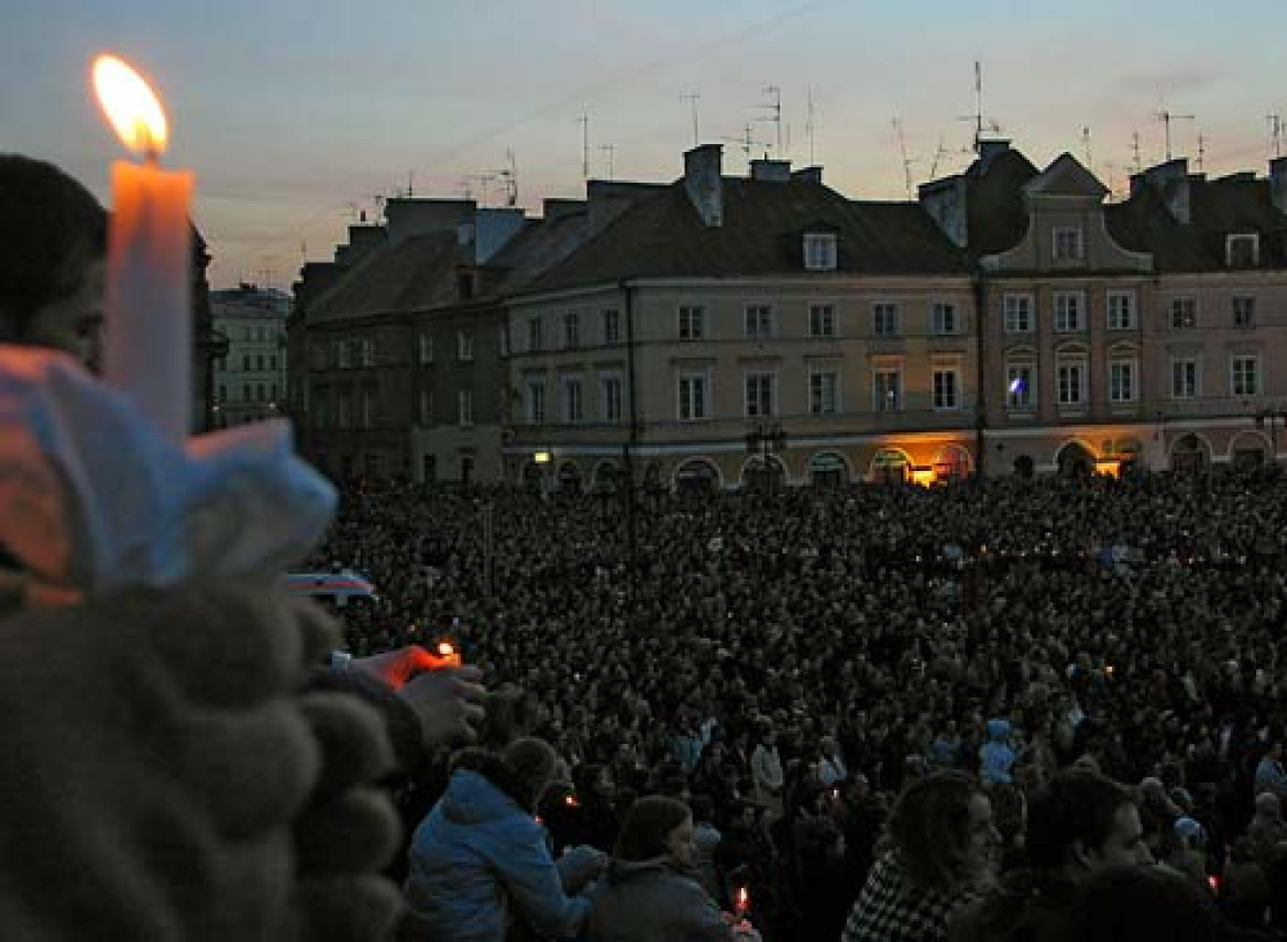 fot. Jacek Szydlowski, niedzielna msza za duszę Papieża, na Placu Zamkowym 
w Lublinie. Zebrało się tam ponad 30 tys. ludzi

