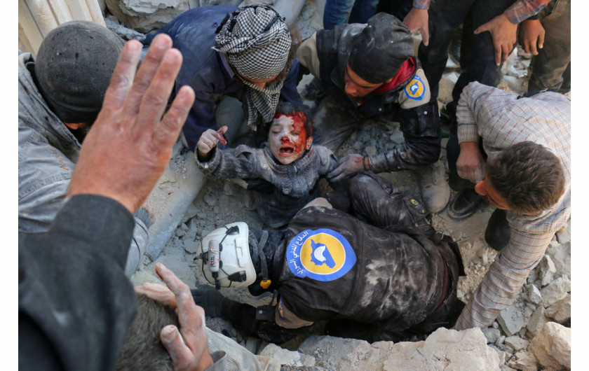 fot. Ameer Alhabi, Rescued From The Rubble, 2. miejsce w kategorii Spot News / Stories.

Od 2012 roku syryjskie Aleppo podzielone jest między dzielnice opanowane przez siły rządowe i rebeliantów, których z miasta wyparła dopiero brutalna ofensywa syryjskich wojsk. Zwycięstwo armi opłacone zostało bombardowaniami, które zniszczyły wszystkie szpitale i zamieniły w zgliszcza to, co jeszcze pozostało w miasta. 