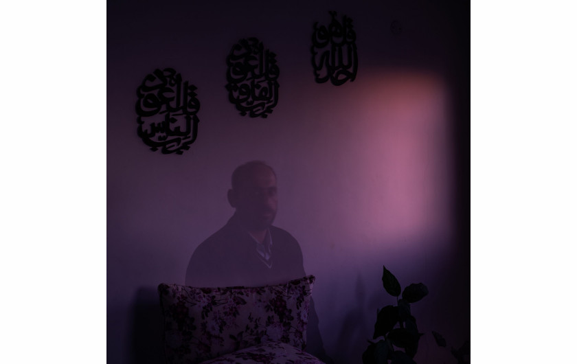fot. 
Antonio Faccilongo, Włochy, Getty Reportage, z cyklu: Habibi, 1 miejsce w kategorii Projekt długoterminowy / World Press Photo 2021Według raportu organizacji praw człowieka B’Tselem z lutego 2021 r. w izraelskich więzieniach jest przetrzymywanych prawie 4200 palestyńskich więźniów. Niektórym grozi wyrok 20 lat pozbawienia wolności lub więcej. Aby odwiedzić palestyńskiego więźnia przebywającego w izraelskim więzieniu, odwiedzający muszą pokonać szereg różnych ograniczeń, wynikających z przepisów granicznych, przepisów więziennych oraz tych ustanowionych przez Izraelską Agencję Bezpieczeństwa (ISA).Odwiedzający zwykle mogą widzieć więźniów tylko przez przezroczystą przegrodę i rozmawiać z nimi przez słuchawkę telefoniczną. Odmawia się wizyt małżeńskich, a kontakt fizyczny jest zabroniony, z wyjątkiem dzieci poniżej dziesiątego roku życia, którym na zakończenie każdej wizyty przysługuje dziesięć minut na objęcie ojców.Od początku XXI wieku wieloletni palestyńscy więźniowie, którzy mają nadzieję na wychowanie rodzin, przemycają z więzienia włąsne nasienie, ukryte w prezentach dla swoich dzieci. Nasienie jest ukrywane na różne sposoby, na przykład w tubach po długopisach, plastikowych opakowaniach cukierków i wewnątrz tabliczek czekolady. W lutym 2021 roku Middle East Monitor poinformował, że 96. Palestyńskich dzieci urodziło się właśnie z nasienia przemyconego z izraelskiego więzienia.Habibi, co po arabsku oznacza „moja miłość”, przedstawia historie miłosne osadzone na tle jednego z najdłuższych i najbardziej skomplikowanych konfliktów we współczesnej historii. Fotograf ma na celu ukazanie wpływu konfliktu na rodziny palestyńskie oraz trudności, z jakimi borykają się w walce o prawo do reprodukcyjnych i godności.