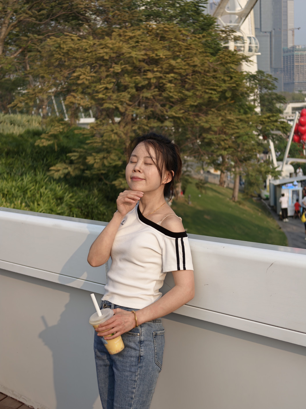 1/685 s, f/2.2, ISO 50, 20.1 mm