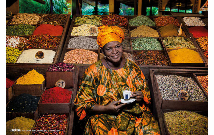 Kalendarz Lavazza 2015, fot. Steve McCurry, Mayé Ndour, szefowa kuchni i właścicielka restauracji w Senegalu.