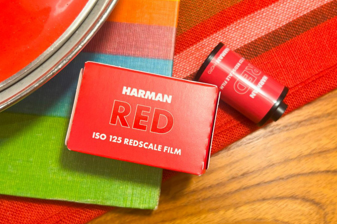 Harman RED - nowy film z efektem redscale