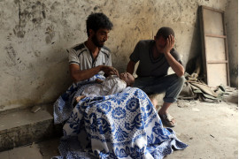 fot. Ameer Alhabi, "Rescued From The Rubble", 2. miejsce w kategorii Spot News / Stories.

Od 2012 roku syryjskie Aleppo podzielone jest między dzielnice opanowane przez siły rządowe i rebeliantów, których z miasta wyparła dopiero brutalna ofensywa syryjskich wojsk. Zwycięstwo armi opłacone zostało bombardowaniami, które zniszczyły wszystkie szpitale i zamieniły w zgliszcza to, co jeszcze pozostało w miasta. 