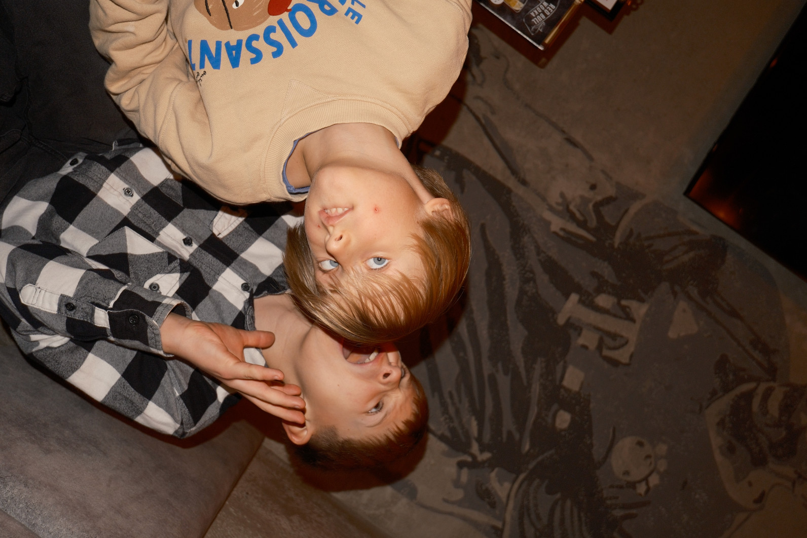 1/60 s, f/5.1, ISO 800, 21.9 mm