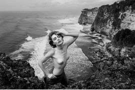 fot. Yan Maklain, z cyklu "Nude in the landscape", 3. nagroda w kategorii Nude / Monovisions Photography Awards 2019