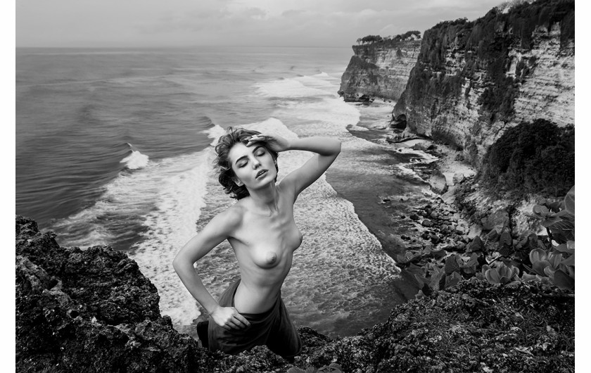 fot. Yan Maklain, z cyklu Nude in the landscape, 3. nagroda w kategorii Nude / Monovisions Photography Awards 2019