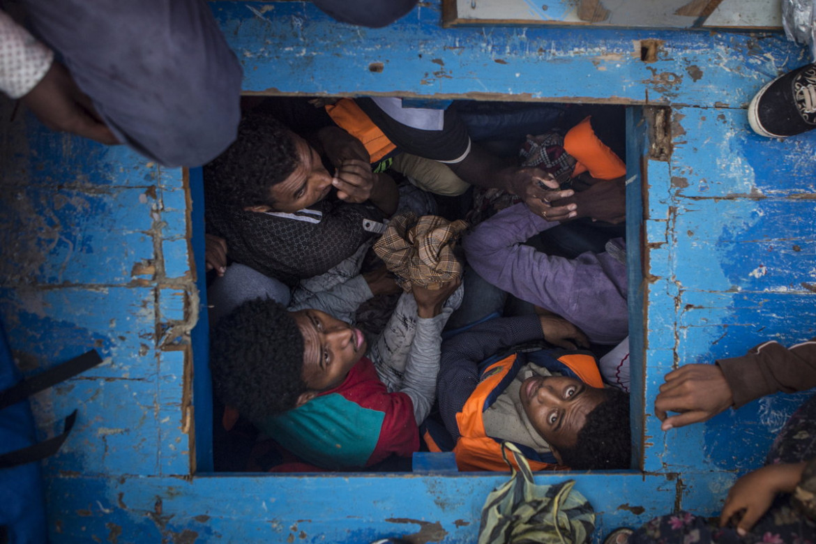 fot. Mathieu Willcocks, "Mediterranean Migration", 3. miejsce w kategorii Spot News / Stories.

Według doniesień UNHCR w 2016 roku, podczas próby przebycia Morza Śródziemnego, zgineło conajmniej 5 tys. uchodźców. Wiele organizacji przy pomocy Nabrzeżnych Stacji Pomocy Migrantom patroluje wody na północ od wybrzeży Libii w celu ratowania uchodźców przed utonięciem. Działające jak wodne karetki statki poszukują tratw i łodzi, w których znajdują się migranci, transportując ich na wybrzeże Włoch.