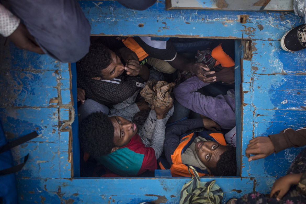 fot. Mathieu Willcocks, "Mediterranean Migration", 3. miejsce w kategorii Spot News / Stories.
Według doniesień UNHCR w 2016 roku, podczas próby przebycia Morza Śródziemnego, zgineło conajmniej 5 tys. uchodźców. Wiele organizacji przy pomocy Nabrzeżnych Stacji Pomocy Migrantom patroluje wody na północ od wybrzeży Libii w celu ratowania uchodźców przed utonięciem. Działające jak wodne karetki statki poszukują tratw i łodzi, w których znajdują się migranci, transportując ich na wybrzeże Włoch.