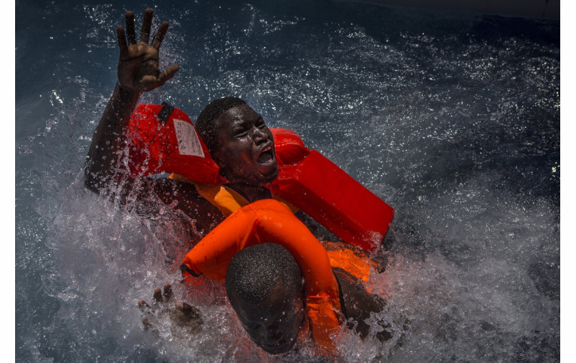 fot. Mathieu Willcocks, Mediterranean Migration, 3. miejsce w kategorii Spot News / Stories.

Według doniesień UNHCR w 2016 roku, podczas próby przebycia Morza Śródziemnego, zgineło conajmniej 5 tys. uchodźców. Wiele organizacji przy pomocy Nabrzeżnych Stacji Pomocy Migrantom patroluje wody na północ od wybrzeży Libii w celu ratowania uchodźców przed utonięciem. Działające jak wodne karetki statki poszukują tratw i łodzi, w których znajdują się migranci, transportując ich na wybrzeże Włoch.