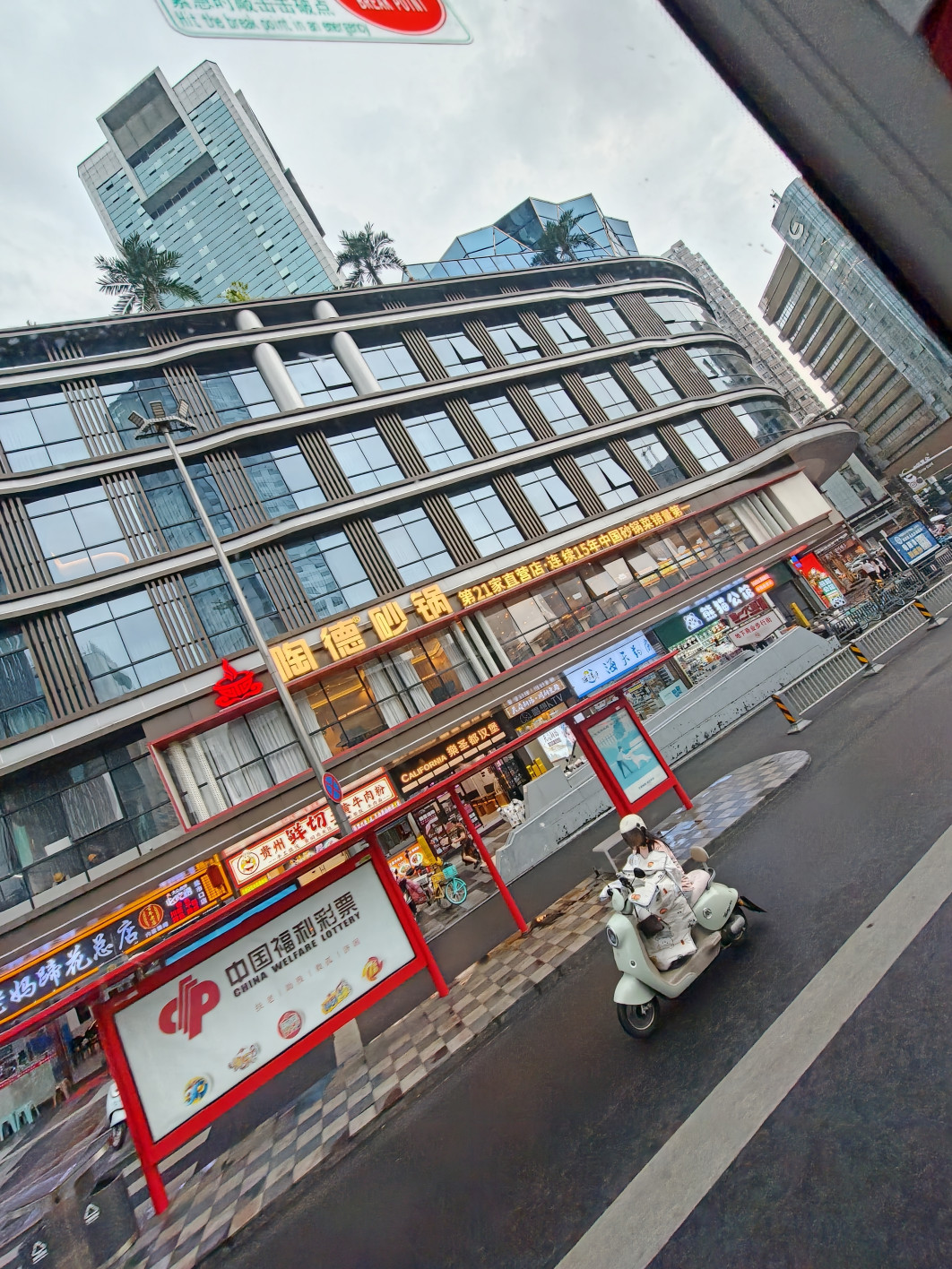 1/100 s, f/2, ISO 200, 2.6 mm